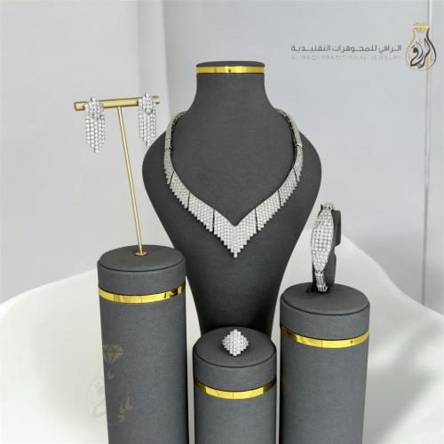 طقم بتصميم متدرج مرصع بزركون