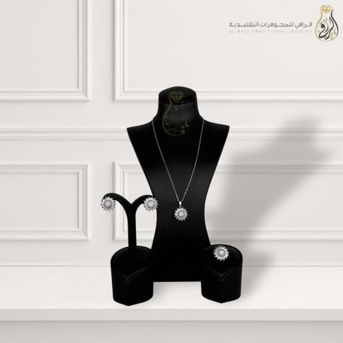 طقم مجوهرات تقليدي بتصميم زهرة متألقة
