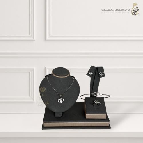 طقم مجوهرات تقليدي تصميم تاج داخل قلب