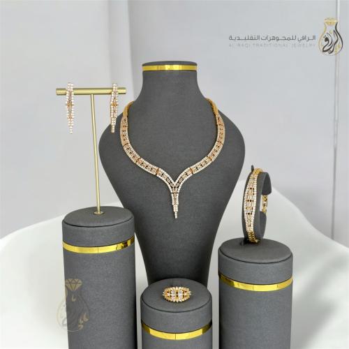 طقم بتصميم إنسيابي مرصع بزركون