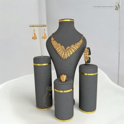 طقم بتصميم الريش المتداخل