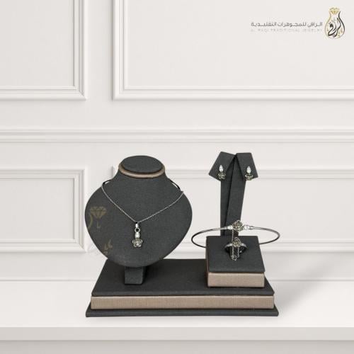 طقم تقليدي تصميم قطرة مزين بفصوص براقة