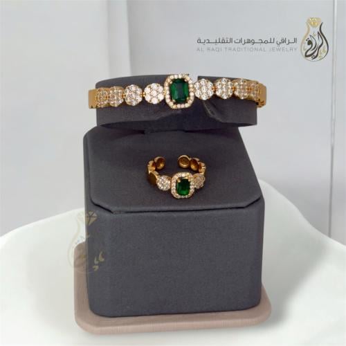 أسوارة وخاتم ذهبي بحجر أخضر وزركون