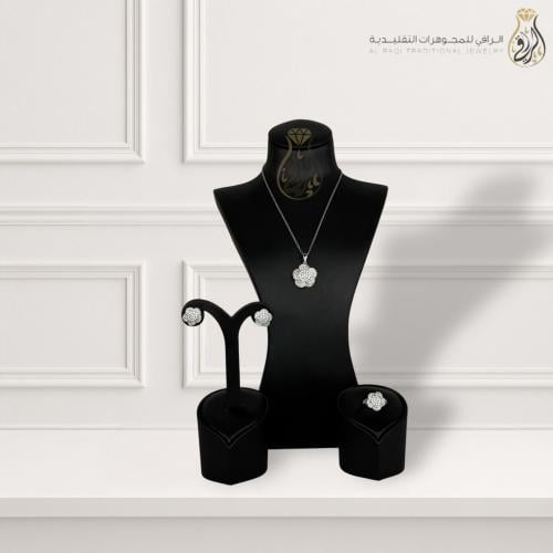 طقم مجوهرات تقليدي بتصميم زهرة مرصعة