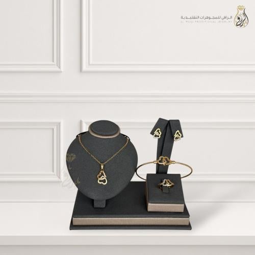 طقم مجوهرات تقليدي تصميم قلوب متداخلة باللون الذهب...