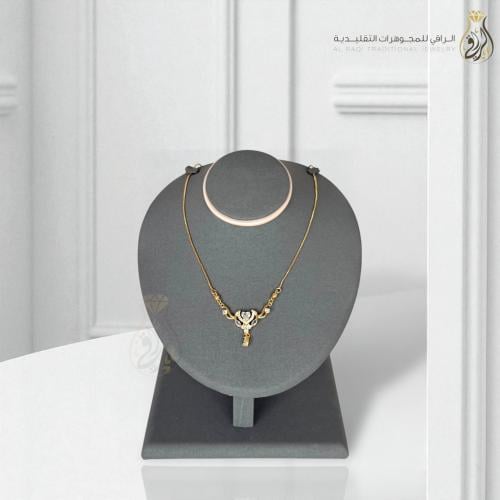 عقد ذهبي فاخر بتصميم زخرفي مرصع