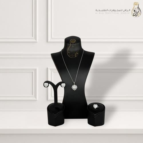 طقم مجوهرات تقليدي بتصميم قلب متوج