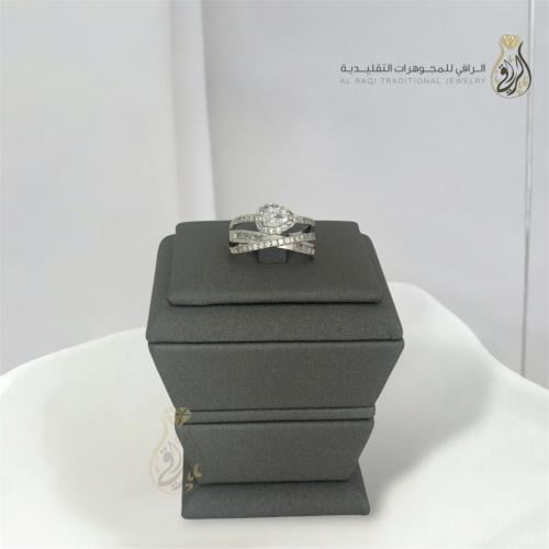 Luxurious interlocking zircon ring