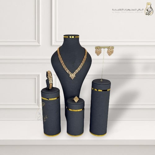 طقم بتصميم أوراق متدلية