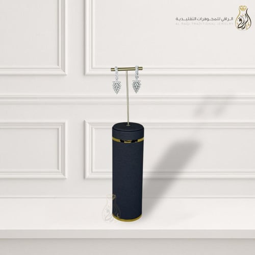 طقم بتصميم إنسيابي مرصع بزركون