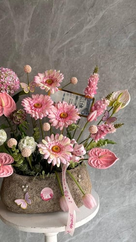 فازة الفخار بالورد الصناعي