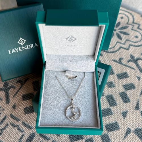 سلسال فايندرا مع تنسيق ورد طبيعي فاخر