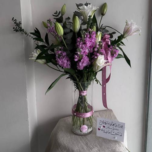 فازة زهرة الدلفينيون مع الكازابلانكا