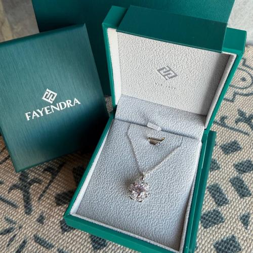 سلسال فايندرا مع تنسيق ورد طبيعي فاخر