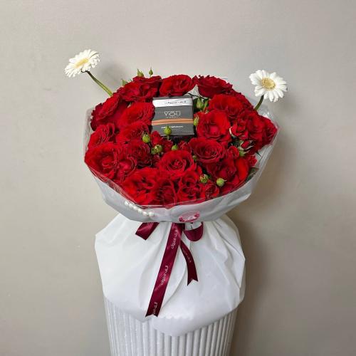 باقة ريد روز مع عطر ارماني يو
