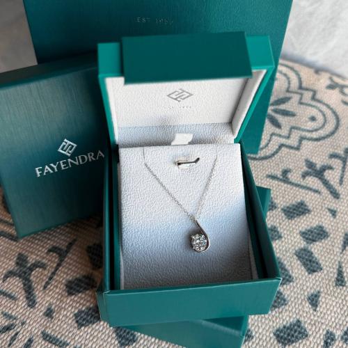 سلسال فايندرا مع تنسيق ورد طبيعي فاخر