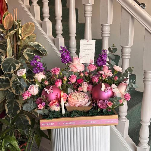 ستاند الميلاد الوردي