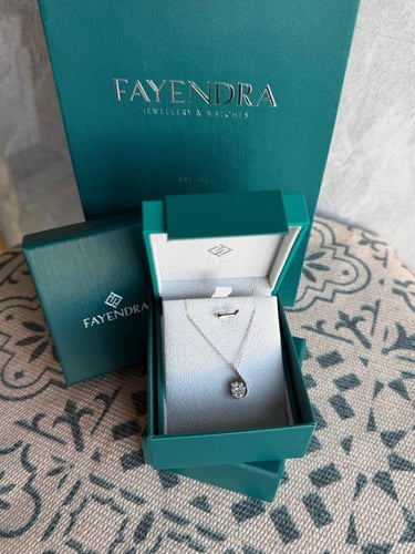 سلسال فايندرا مع تنسيق ورد طبيعي فاخر