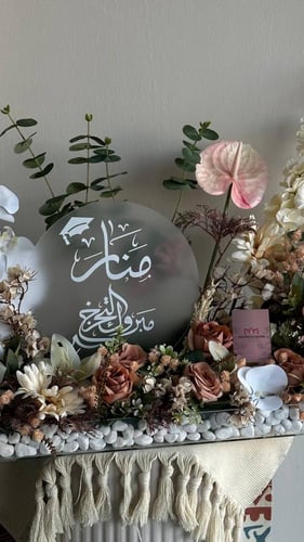 ستاند الورد الصناعي مع درع اكريليك