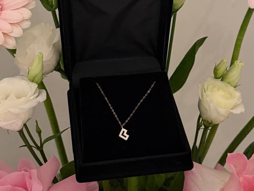 باقة ورد مع سلسال ذهب ورده