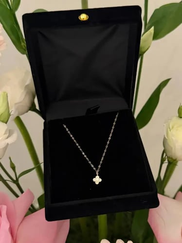 فازة ورد مع سلسال ذهب