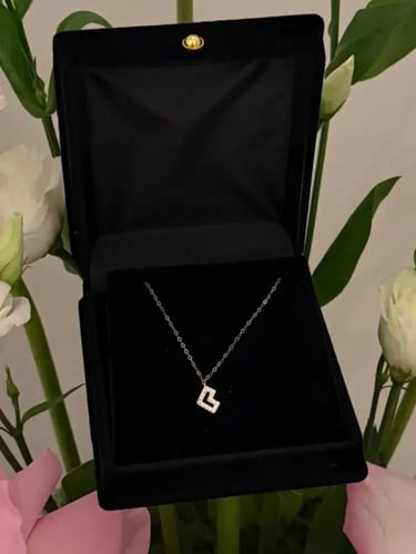 باقة ورد مع سلسال ذهب ورده