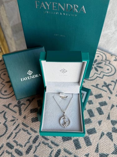 سلسال فايندرا مع تنسيق ورد طبيعي فاخر