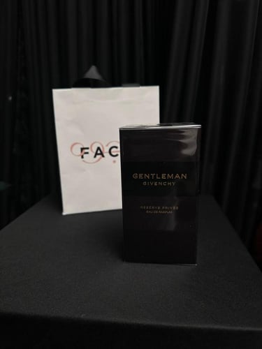 فازة الجوري مع عطر جفنشي جنتل مان