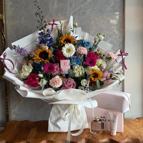 باقة الفرح مع مجموعة كوتش نيويورك