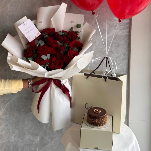 باقة الميلاد مع كيكة الشوكلت