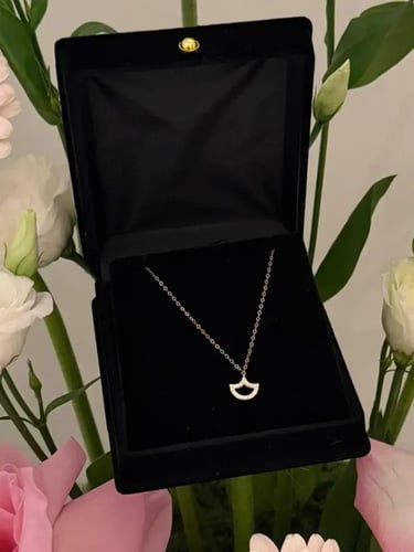 فازة ورد مع سلسال ذهب