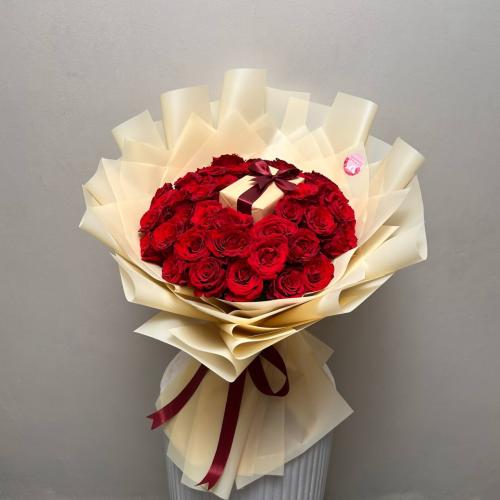 باقة الجوري الأحمر مع عطر دولتشي اند غابانا