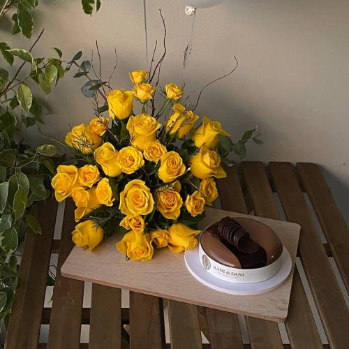 ستاند ورد اصفر وكيكة الجلاكسي