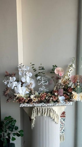 ستاند الورد الصناعي مع درع اكريليك