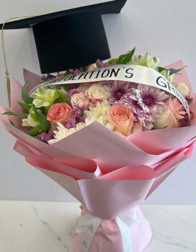 باقة التخرج المميزة - وردي Graduatuation special B...