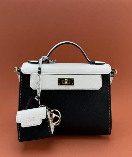 نفذت Audrey 21 & charm