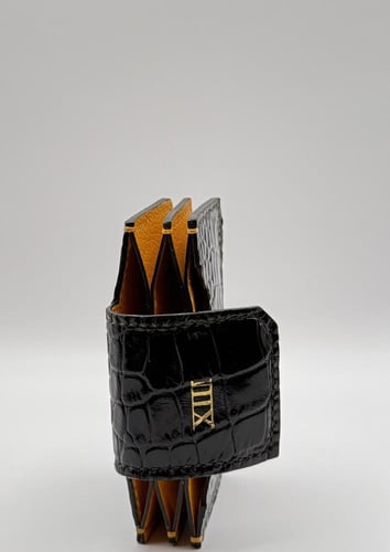 نفذت Crocodile Black