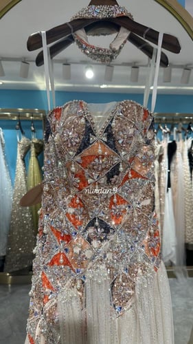 فستان بورود حمراء