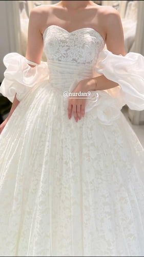 فستان زفاف ناعم وفخم شامل الطرحه والجيبون