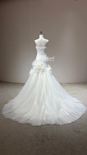 فستان زفاف ناعم وفخم شامل الطرحه والجيبون