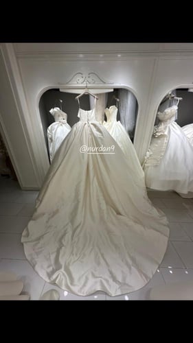 فستان زفاف ناعم وفخم شامل الطرحه والجيبون