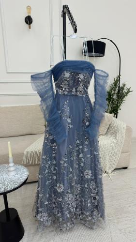 فستان تل مطرز مع ورد بارز