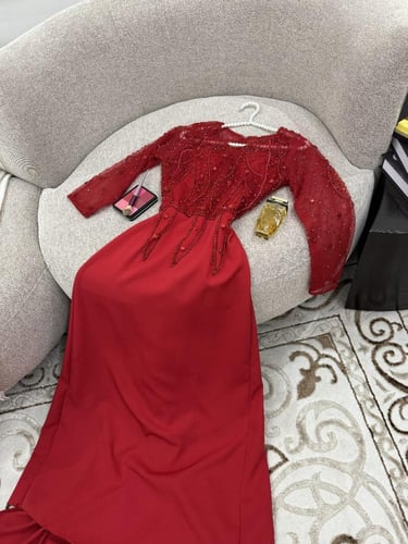 فستان لون أحمر