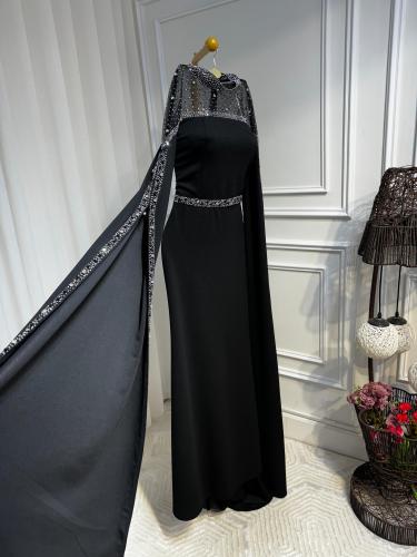 فستان لونين اسود وتوتي