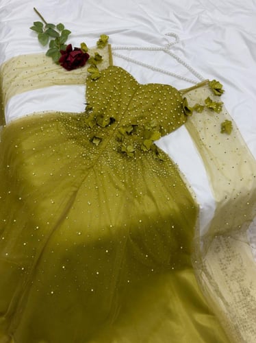 فستان ذهبي غامق