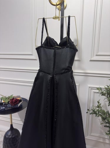 فستان لون اسود