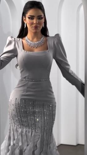 فستان فضي مميز وأنيق
