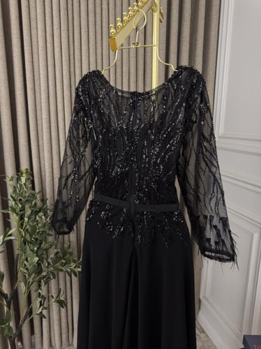 فستان شيفون مطرز وريش