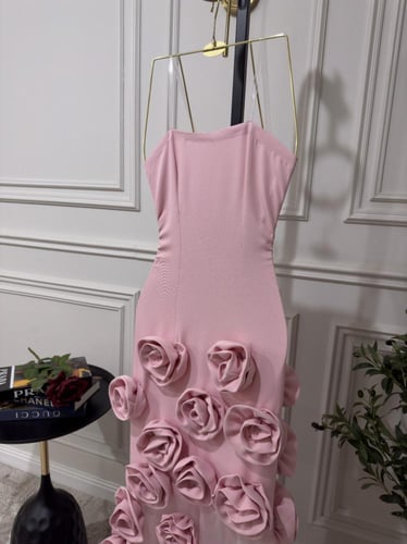 فستان باربي مع ورد خياطة