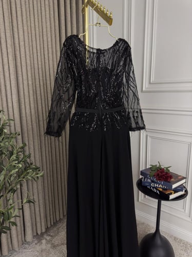 فستان شيفون مطرز وريش